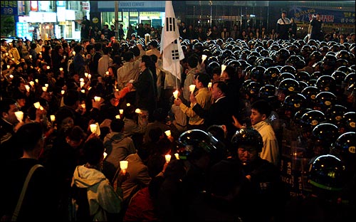  14일 오후 광주 충장로 삼복서점 앞에서 노사모 회원과 시민, 학생 등 500여명이 모여 촛불시위를 가졌고 전날에 이어 금남로 진출을 시도하자 경찰이 시민들을 막아섰다